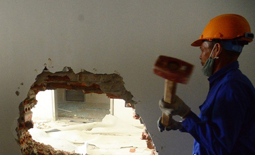 Phá dỡ xong tầng 18 tòa nhà 8B Lê Trực